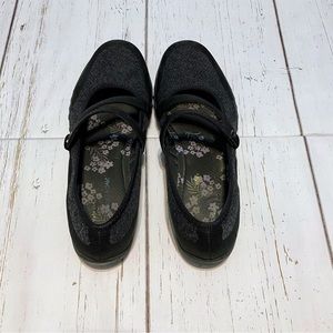 Skechers relaxed fit memory foam Mary Jane shoes size 10